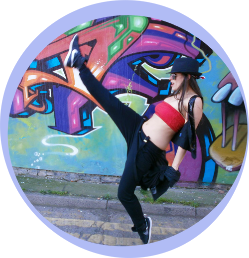 Milena Jotti, ballerina e maestra di Pilates, in posizione e tenuta in stile funk/hip-hop.