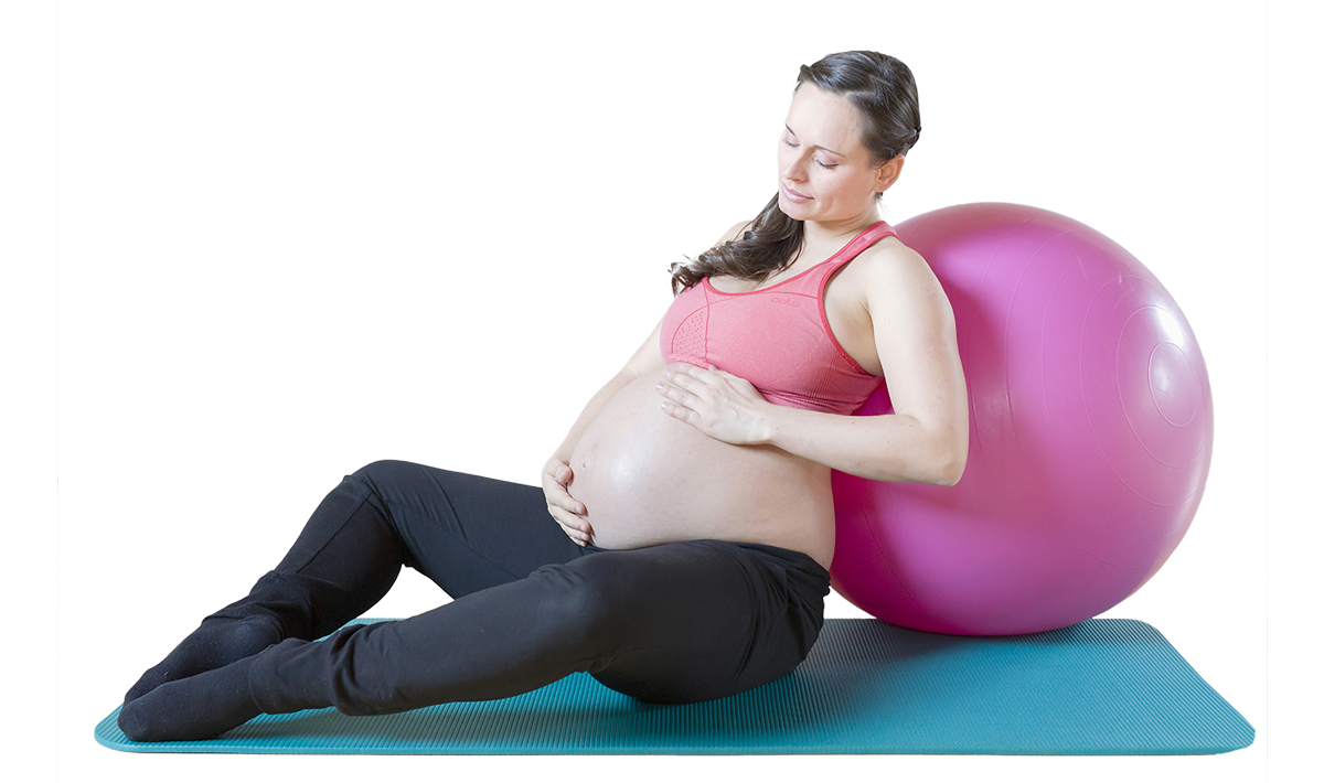 Donna incinta fa corso di Pilates sul matwork